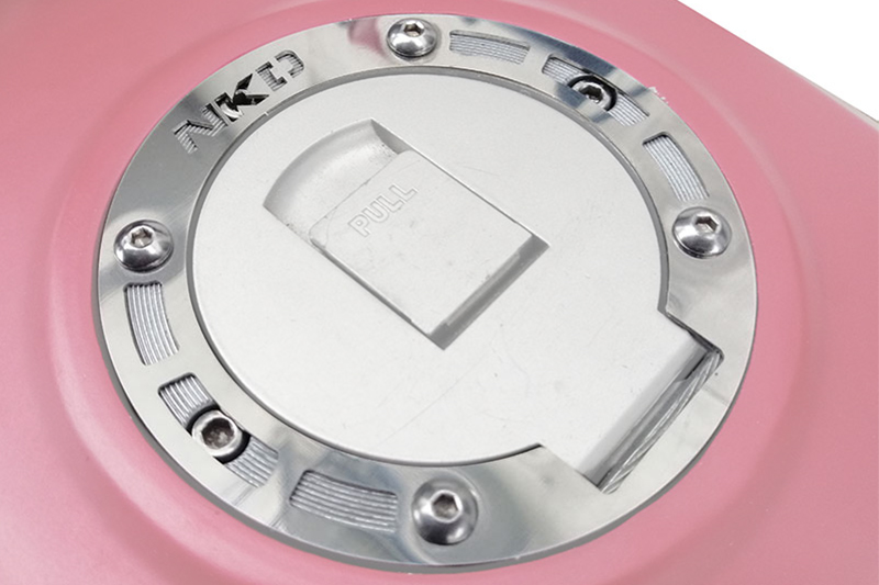 [LAK0917672] PLATINA TAPA TANQUE AKT NKD 125