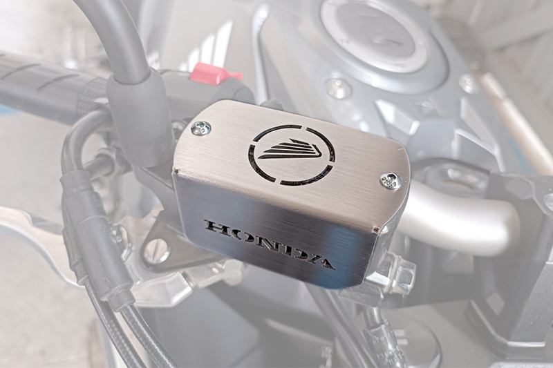 [PHO04017738] PROTECTOR DEPOSITO DELANTERO HONDA CB500X-CB650-NC750X-AFRICA TWIN-XADV (Plateado)