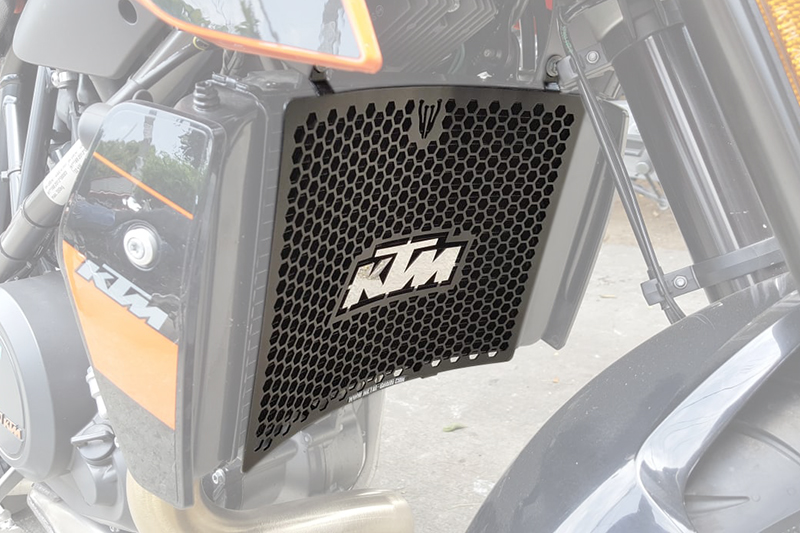 [PKT0101010] PROTECTOR RADIADOR KTM DUKE 690 (Plateado)