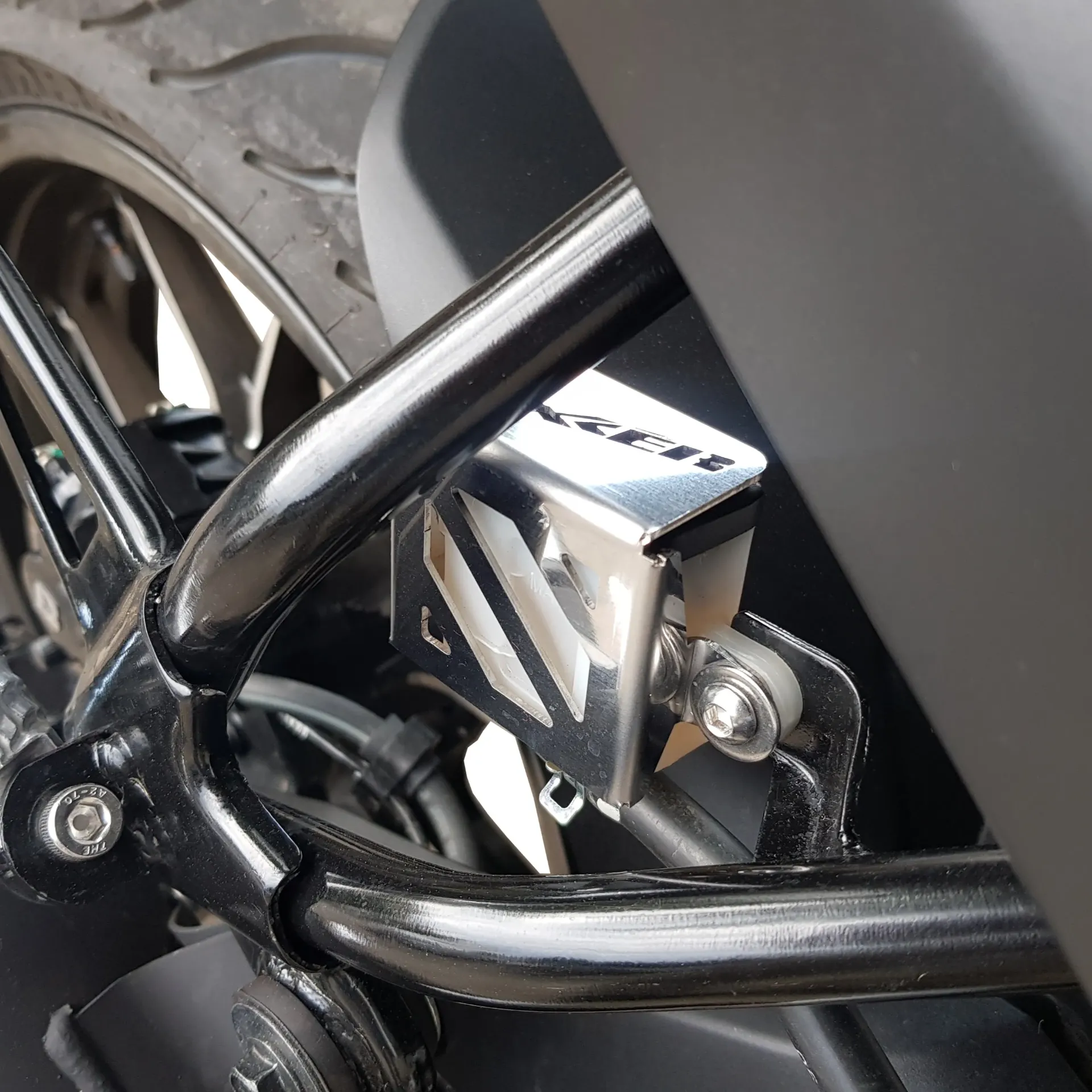 PROTECTOR DEPOSITO TRASERO SUZUKI GIXXER 250 – 150 FI