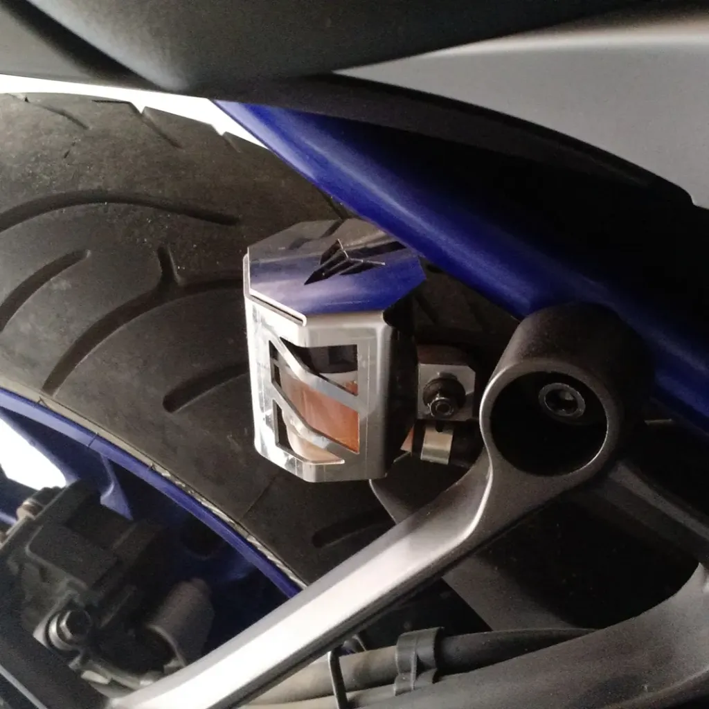 [PYA04011076] PROTECTOR DEPOSITO TRASERO YAMAHA MT07-MT09-MT10-TRACER (Plateado)