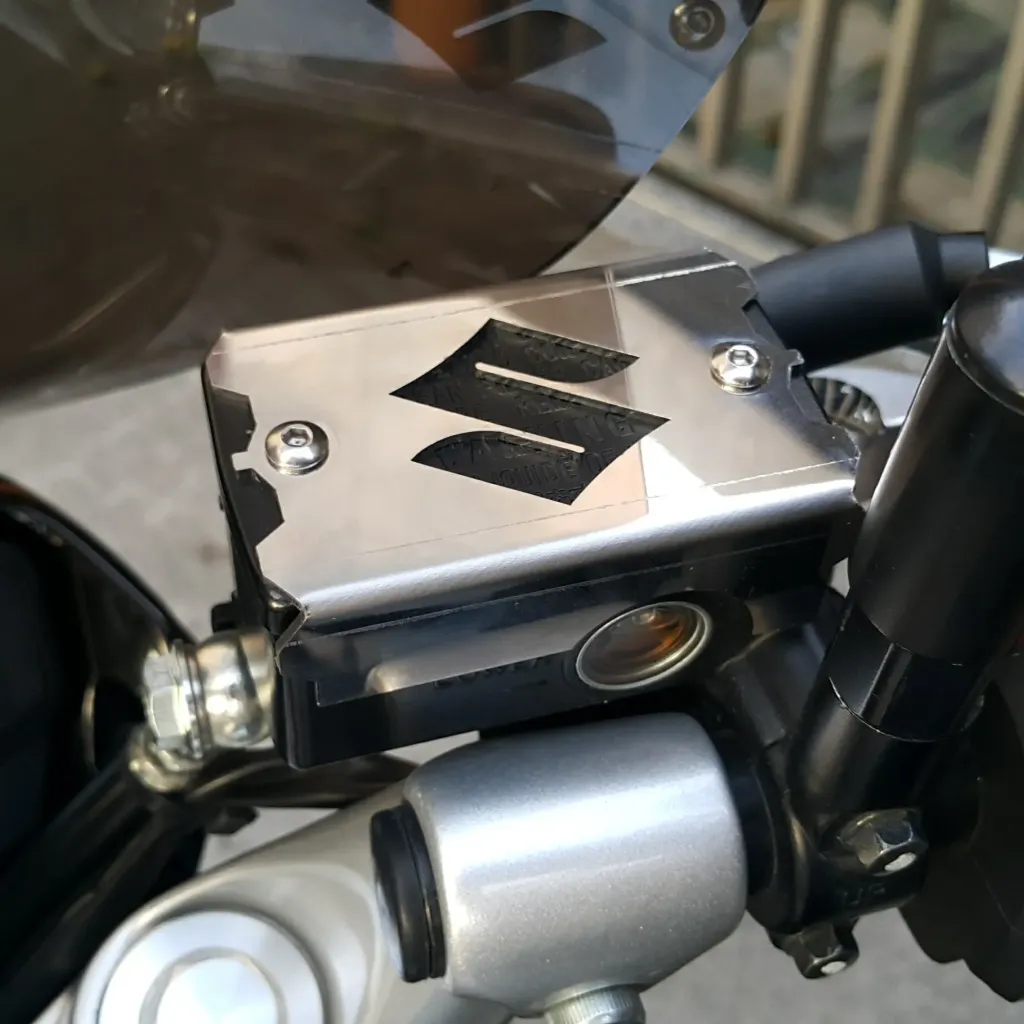 [PSU0426185] PROTECTOR DE DEPOSITO CLUTCH SUZUKI VSTROM 1000 ABS Y 1050 (Plateado)