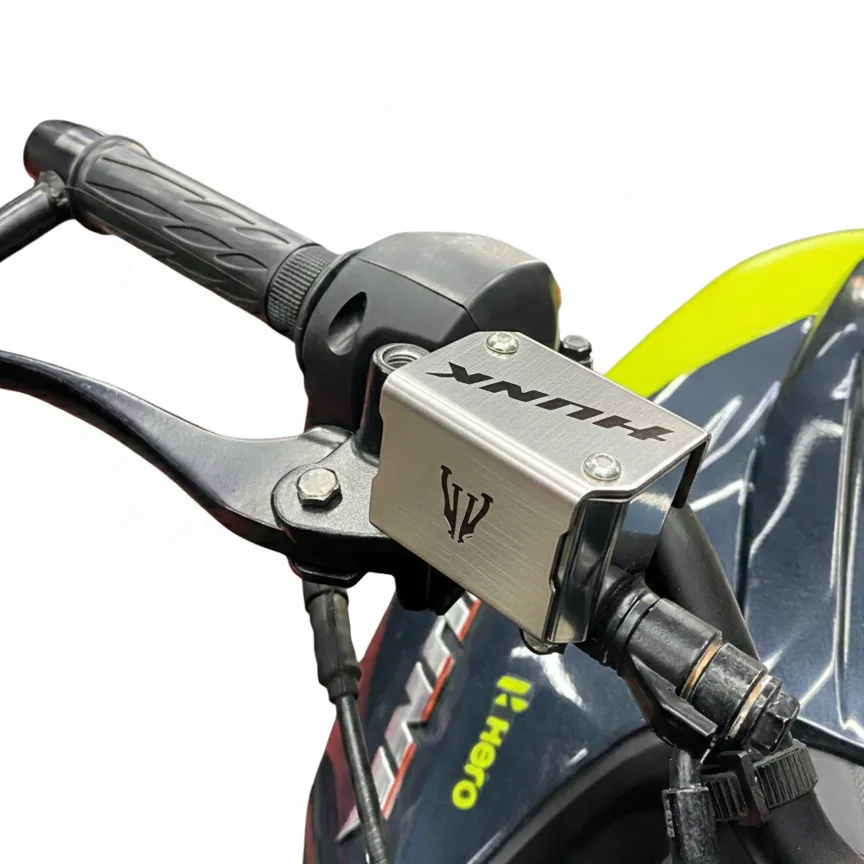 [PHE0427200] PROTECTOR DEPOSITO DELANTERO HERO HUNK 160 Y HUNK 125R (Plateado)