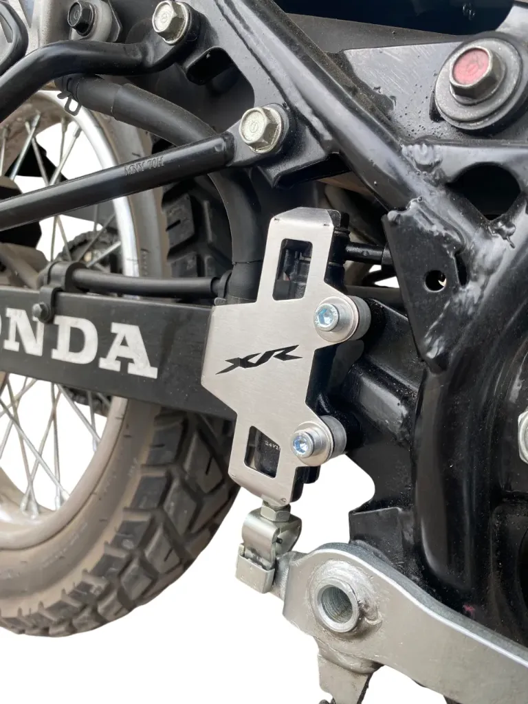 [PHO0427361] PROTECTOR BOMBA FRENO TRASERO HONDA XR 190 2.0 (Plateado)