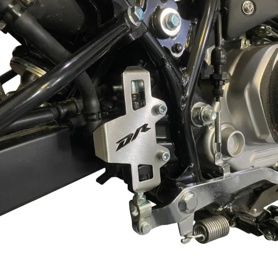 [PSU0427764] PROTECTOR BOMBA FRENO TRASERO SUZUKI DR 160 (Plateado)